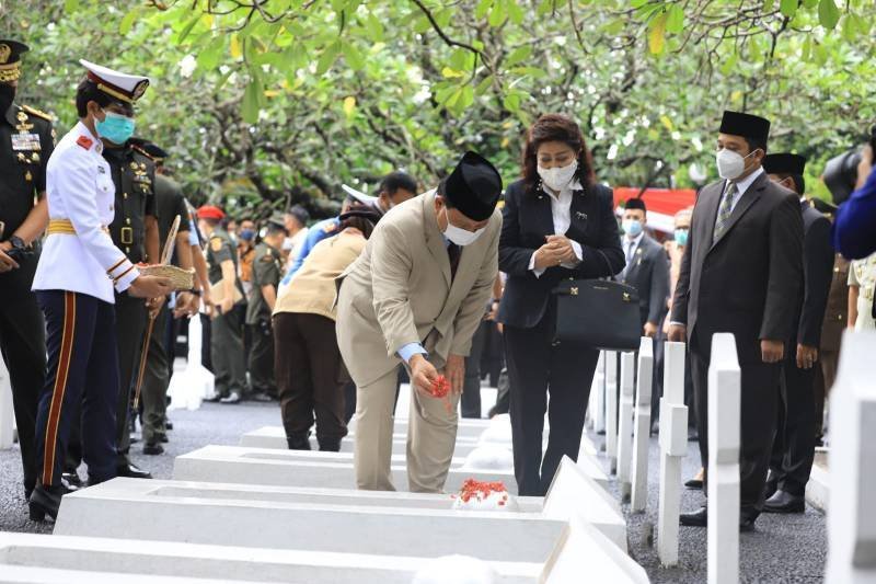 Walikota Arief Dampingi Prabowo Upacara dan Tabur