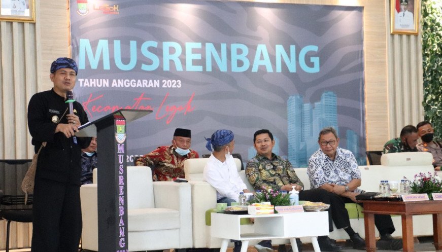 Pegawai Kecamatan Legok Lestarikan Baju Adat Lewat Musrembang