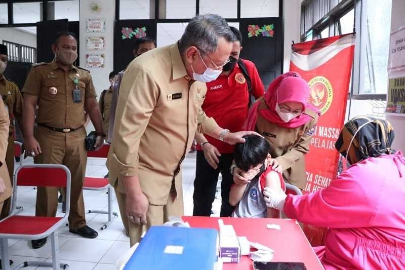 Walikota Benyamin Tinjau Vaksin di SD Pisangan 2