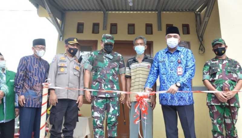 Zaki Bersama Danrem Wijayakrama Serahkan Rumah Layak Huni