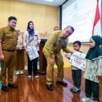 Pemkot Tangsel Berikan Bantuan Pendidikan Siswa Kurang Mampu
