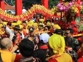 Ribuan Wisatawan Ikuti Prosesi Gotong Toapekong di Kota Tangerang