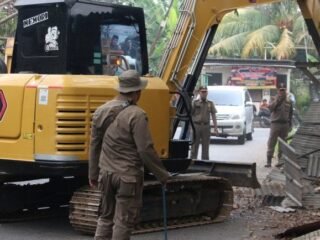 Satpol PP Kab. Tangerang Tertibkan Bangunan Liar di Atas Drainase